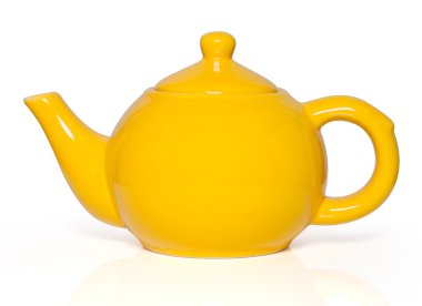 Sarı çaydanlık beyaz arkaplanda izole edildi