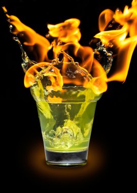 mojito sıçrama ve siyah arka plan üzerine ateş ile cam