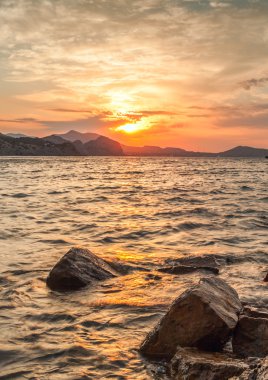 Denizin üzerinde güzel bir gün batımı