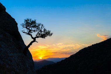 Dağlarda gün doğumu