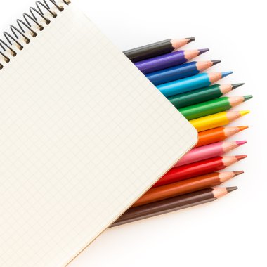 ofis ve okul aksesuarları. Beyaz arka plan üzerinde izole defter ve kalem.