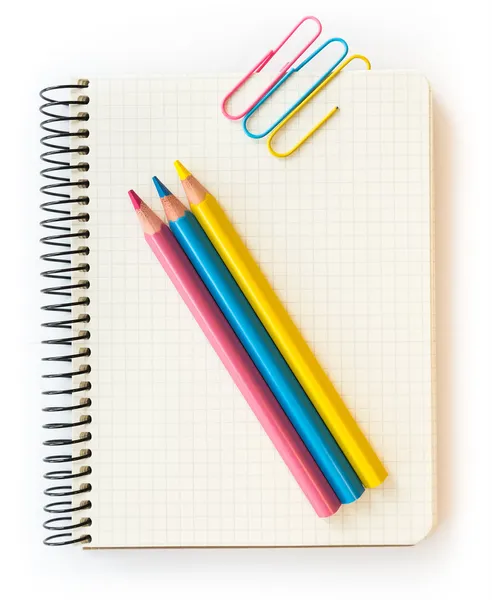 Büro- und Schulzubehör. Bleistift und Notizbuch isoliert auf weißem Hintergrund. — Stockfoto