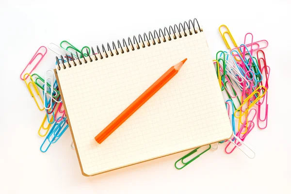 Kontor och skola tillbehör. penna och anteckningsbok isolerad på vit bakgrund. — Stockfoto