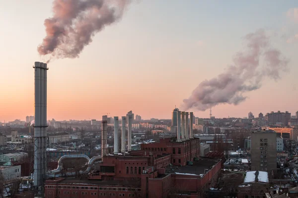 Sera paesaggio urbano con tubi. Ucraina. Kiev . — Foto Stock