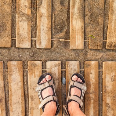 plaj kum adam ayakta