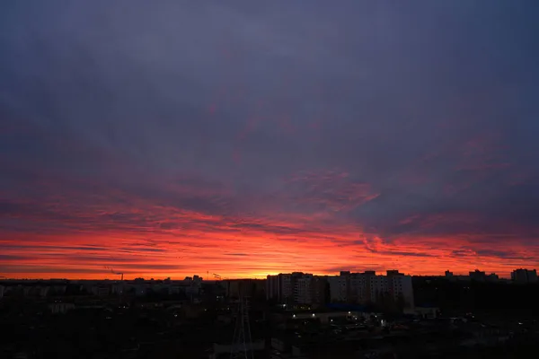 Nachtwolken Über Der Silhouette Der Stadt Bei Sonnenaufgang — Stockfoto