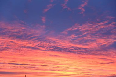 Gökyüzü gece kırmızı bulutlarla