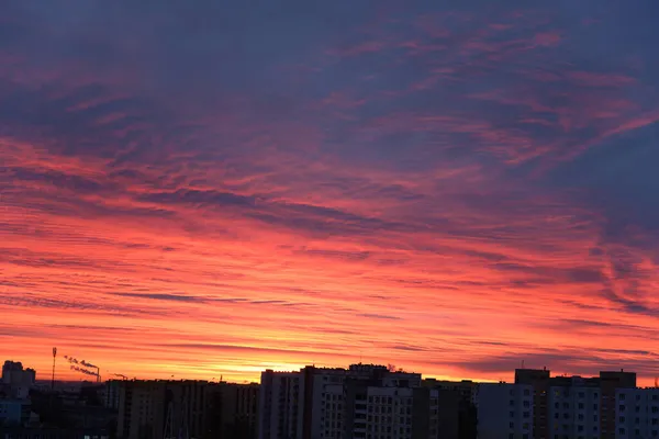 Lucht Boven Stad Nachts Met Rode Dramatische Wolken — Stockfoto