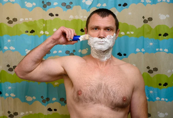 Dospělý Muž Před Kamerou Holí Pěnou Koupelně — Stock fotografie