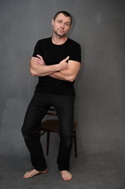 Sakin adamlar sandalyeye oturdu. dikey resim