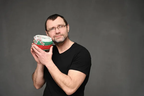 Retrato vista lateral de um homem bonito com óculos segurando uma cesta em sua mão — Fotografia de Stock