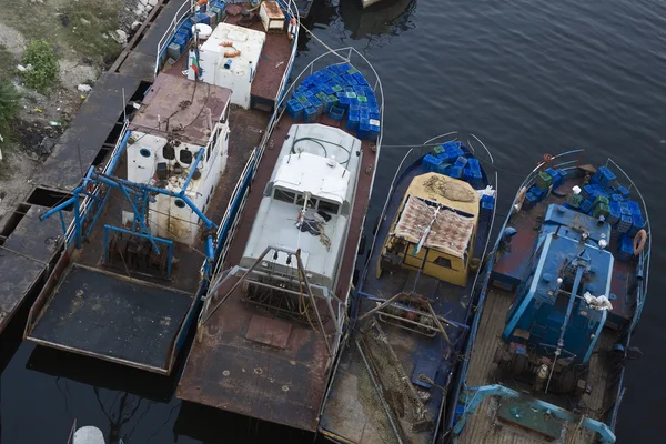 Пришвартованные рыболовные лодки — стоковое фото