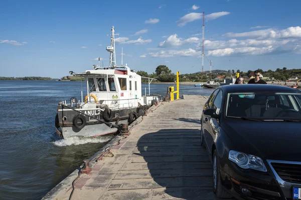 Bateau traversant le canal de Sfantu Gheorghe, delta du Danube, Roumanie — Photo