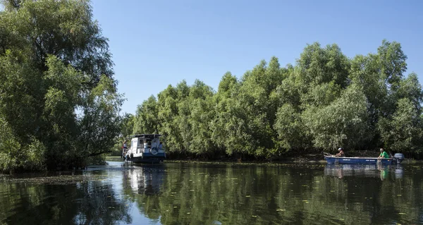 Floden Donaudeltat, turister i båt, Rumänien — Stockfoto