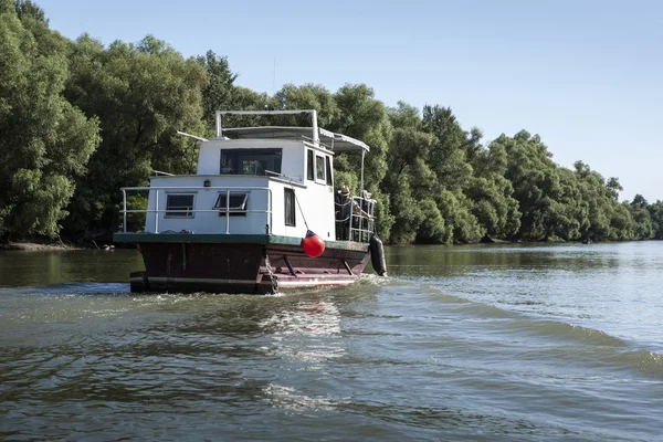 Donau-Delta, Touristen im Boot, Rumänien lizenzfreie Stockfotos