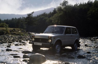 Rus lada 4 x 4 nehir erişir