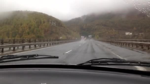 Mașina merge pe autostradă — Videoclip de stoc