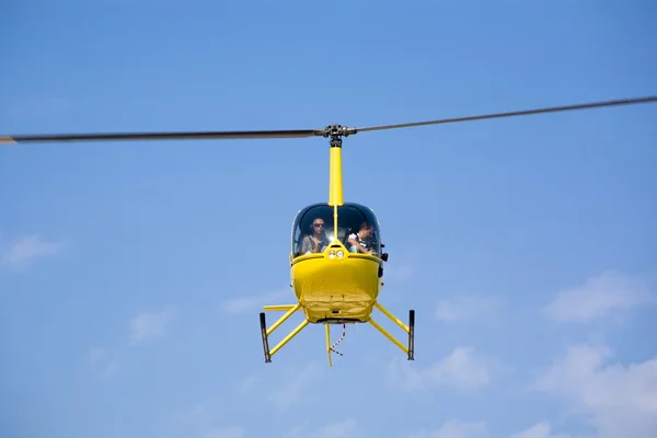 Helikopter tijdens de vlucht Stockfoto