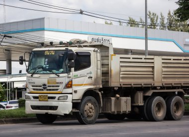 Chiangmai, Tayland - 7 Eylül 2021: Er Hino Çöp Kamyonu. 1001 no 'lu yolda. Chiangmai İş Alanından 18 km uzakta..
