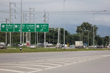 Chiangmai, Tayland - 15 Eylül 2021: 121 numaralı otoyolda araba ve trafik. Şehir trafik ağının üçüncü halka yolu.