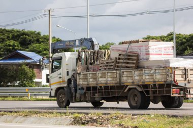 Chiangmai, Tayland - 15 Eylül 2021: Er Hino Crane Truck. 1001 no 'lu yolda. Chiangmai İş Alanından 18 km uzakta..