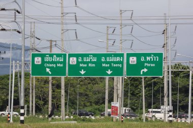 Chiangmai, Tayland - 15 Eylül 2021: 121 numaralı otoyolda araba ve trafik. Şehir trafik ağının üçüncü halka yolu.