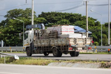 Chiangmai, Tayland - 15 Eylül 2021: Er Hino Crane Truck. 1001 no 'lu yolda. Chiangmai İş Alanından 18 km uzakta..