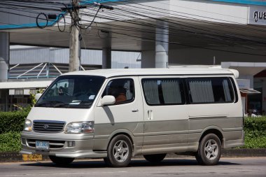 Chiangmai, Tayland - 6 Ekim 2021: özel Toyota banliyö aracı. Fotoğraf 121 no 'lu yolda, Chiangmai Tayland şehir merkezinden yaklaşık 8 km uzaklıkta..