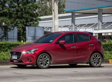 Chiangmai, Tayland - 6 Ekim 2021: Özel Eko arabası Mazda 2. 1001 no 'lu yolda. Chiangmai İş Alanından 18 km uzakta..