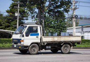 Chiangmai, Tayland - 6 Ekim 2021 Özel Toyota Toyoace Truck. 1001 numaralı yolda, Chiangmai şehrinden 8 km uzakta..