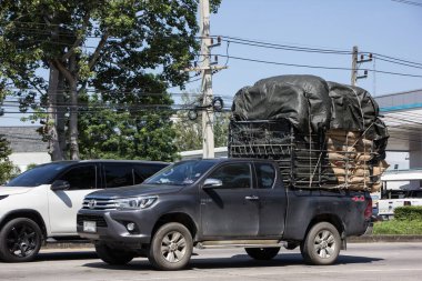Chiangmai, Tayland - 6 Ekim 2021: Özel pikap Toyota Hilux Revo. 1001 numaralı yolda, Chiangmai şehrinden 8 km uzakta..