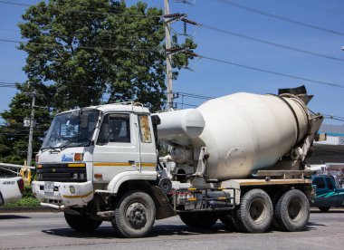 Chiangmai, Tayland - 6 Ekim 2021: Chiangmai Beton Ürün Şirketi 'nin beton kamyonu. Fotoğraf 121 numaralı yolda, Chiangmai, Tayland 'a 8 km uzaklıkta..