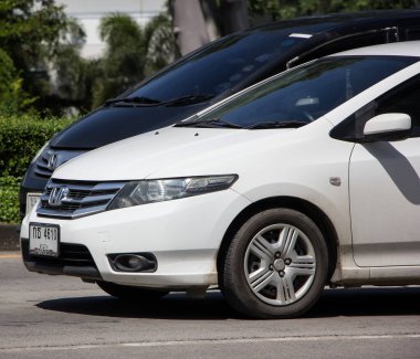 Chiangmai, Tayland - 6 Ekim 2021 Özel Honda City kompakt arabası. Japon üretici Honda tarafından üretildi. Fotoğraf 121 numaralı yolda, Chiangmai, Tayland 'a 8 km uzaklıkta..