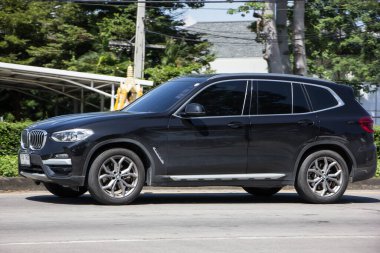 Chiangmai, Tayland - 6 Ekim 2021: özel araba. Bmw X3. Fotoğraf 1001 nolu yolda, Chiangmai, Tayland 'a 8 km uzaklıkta..