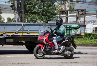 Chiangmai, Tayland - 6 Ekim 2021: teslimatçı bir Motercycle of Lineman 'a biniyor. 1001 numaralı yolda, Chiangmai şehrinden 8 km uzakta..
