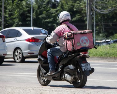 Chiangmai, Tayland - 6 Ekim 2021: teslimatçı Gıda Pandası Motercycle 'una biniyor. 1001 numaralı yolda, Chiangmai şehrinden 8 km uzakta..