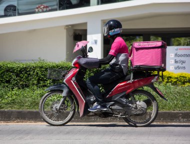 Chiangmai, Tayland - 6 Ekim 2021: teslimatçı Gıda Pandası Motercycle 'una biniyor. 1001 numaralı yolda, Chiangmai şehrinden 8 km uzakta..