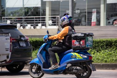 Chiangmai, Tayland - 6 Ekim 2021: 7-11 motosikletli teslimatçı. 1001 numaralı yolda, Chiangmai şehrinden 8 km uzakta..