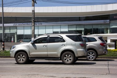 Chiangmai, Tayland - 6 Ekim 2021: er Toyota Fortuner SUv Car. 1001 no 'lu yolda. Chiangmai şehrinden 18 km uzakta..