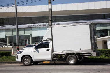 Chiangmai, Tayland - 6 Ekim 2021: Özel pikap Toyota Hilux Revo. 1001 numaralı yolda, Chiangmai şehrinden 8 km uzakta..