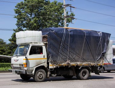 Chiangmai, Tayland - 6 Ekim 2021, Er Hino Kargo Truck. Fotoğraf 1001 nolu yolda, Chiangmai, Tayland 'a 8 km uzaklıkta..