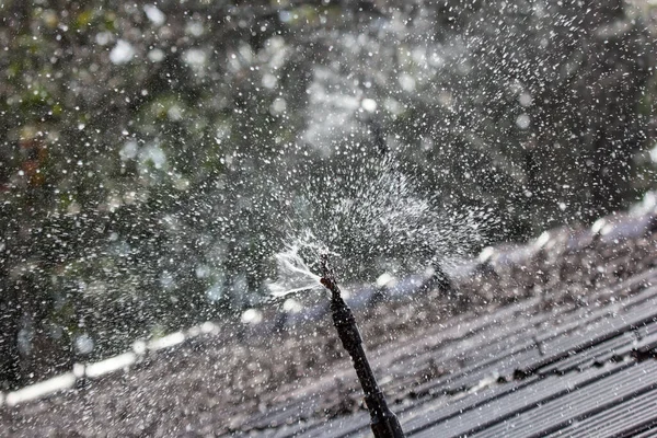 Nahaufnahme Einer Sprinkleranlage Auf Braunem Dach — Stockfoto