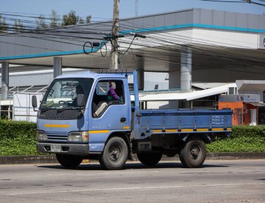 Chiangmai, Tayland - 6 Ekim 2021 Özel Isuzu Kargo Truck. Fotoğraf 1001 nolu yolda, Chiangmai, Tayland 'a 8 km uzaklıkta..