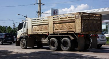 Chiangmai, Tayland - 6 Ekim 2021: Er Mitsubishi Fuso Çöp Kamyonu. Fotoğraf 121 numaralı yolda, Chiangmai, Tayland 'a 8 km uzaklıkta..