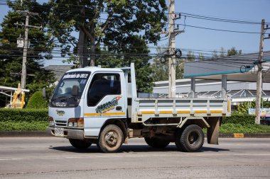 Chiangmai, Tayland - 6 Ekim 2021 Özel Isuzu Kargo Truck. Fotoğraf 1001 nolu yolda, Chiangmai, Tayland 'a 8 km uzaklıkta..