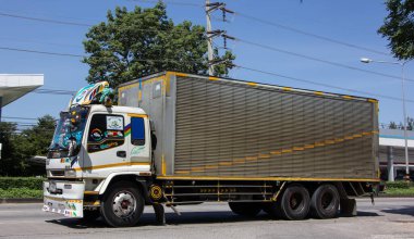 Chiangmai, Tayland - 6 Ekim 2021 Özel Isuzu Kargo Truck. Fotoğraf 1001 nolu yolda, Chiangmai, Tayland 'a 8 km uzaklıkta..