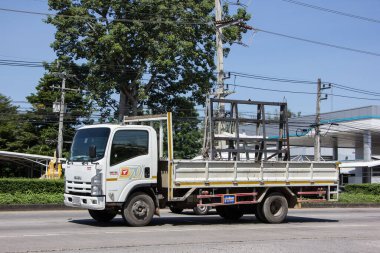 Chiangmai, Tayland - 6 Ekim 2021 Özel Isuzu Kargo Truck. Fotoğraf 1001 nolu yolda, Chiangmai, Tayland 'a 8 km uzaklıkta..