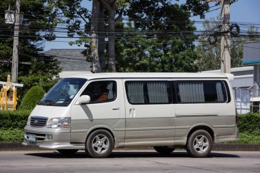 Chiangmai, Tayland - 6 Ekim 2021: özel Toyota banliyö aracı. Fotoğraf 121 no 'lu yolda, Chiangmai Tayland şehir merkezinden yaklaşık 8 km uzaklıkta..