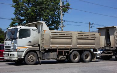 Chiangmai, Tayland - 6 Ekim 2021: Er Mitsubishi Fuso Çöp Kamyonu. Fotoğraf 121 numaralı yolda, Chiangmai, Tayland 'a 8 km uzaklıkta..