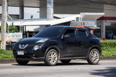 Chiangmai, Tayland - 6 Ekim 2021 Özel araba, Nissan Juke. 1001 numaralı yolda, Chiangmai şehrinden 8 km uzakta..